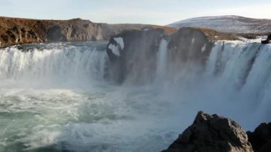 İzlanda 'daki Godafoss şelalesine yakın.