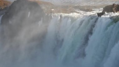 İzlanda 'daki Godafoss şelalesine yakın.