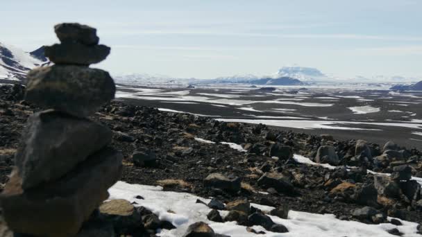 Lavasteine Und Verschneite Landschaft Mit Dem Vulkan Askja Island — Stockvideo