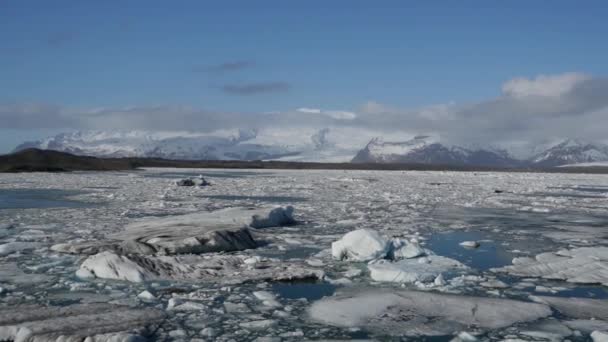 アイスランド南東部の氷河のラグーンで氷が融けるのを閉じる — ストック動画