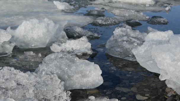 Κοντινό Πλάνο Από Λιώσιμο Των Πάγων Στη Λιμνοθάλασσα Του Παγετώνα — Αρχείο Βίντεο