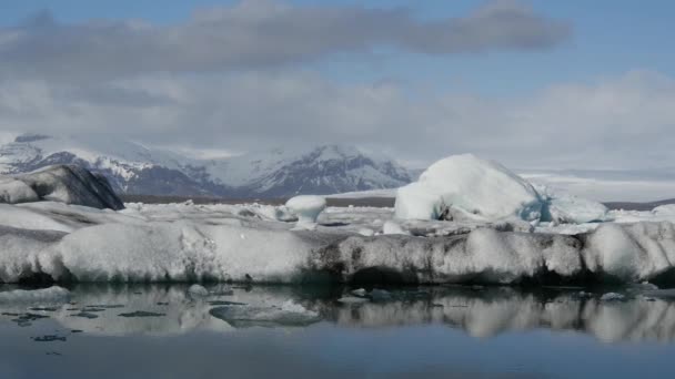 冰岛东南部冰川湖的冰层融化过程中的特写镜头 — 图库视频影像