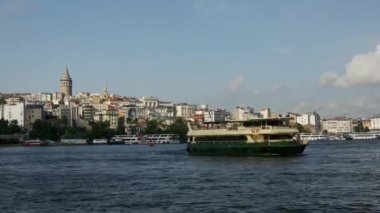 İstanbul 'da arka planda Galata Kulesi ile Haliç' te feribotların zaman aşımı