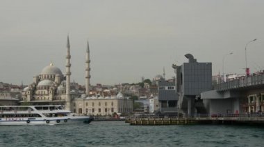 İstanbul 'un arka planında galata köprüsü ve Yeni Cami bulunan Haliç' te feribot
