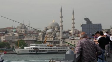 İstanbul 'daki Galata Köprüsü' nde balıkçılar