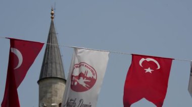 Türkiye 'de Türkiye bayraklı Firuz Ağa Camii' nden minare