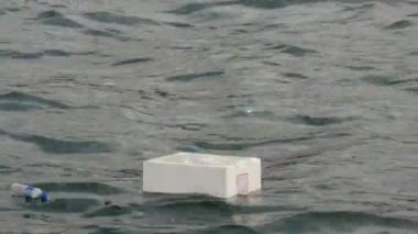 İstanbul 'un önde gelen kentlerinden biri olan The Golden Horn Hali' deki plastik şişeler Türkiye 'de