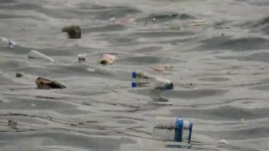 İstanbul 'daki Atatruk Köprüsü' nden gelen Yeni Cami ve feribotlar