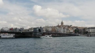 İstanbul 'daki bir feribottan Galata Köprüsü ve Galata Kulesi