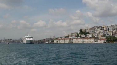 İstanbul 'daki Atatruk Köprüsü' nden gelen Yeni Cami ve feribotlar