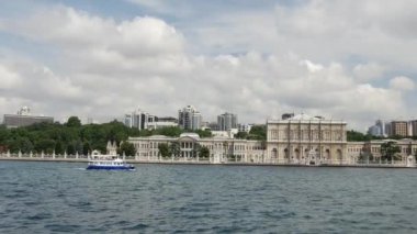 İstanbul 'daki Atatruk Köprüsü' nden gelen Yeni Cami ve feribotlar