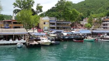 İstanbul 'daki Atatruk Köprüsü' nden gelen Yeni Cami ve feribotlar
