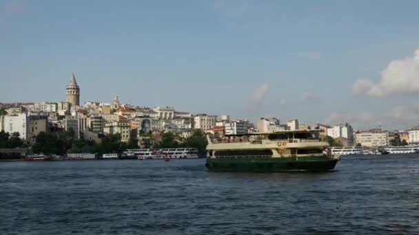 土耳其伊斯坦布尔以加拉塔为背景的金角湾渡船的时差 — 图库视频影像