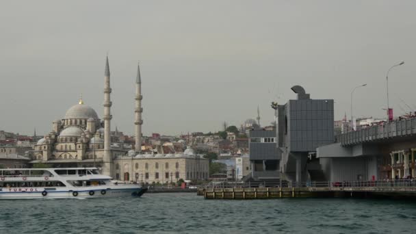 Ferry Corno Ouro Com Ponte Galata Nova Mesquita Fundo Istambul — Vídeo de Stock