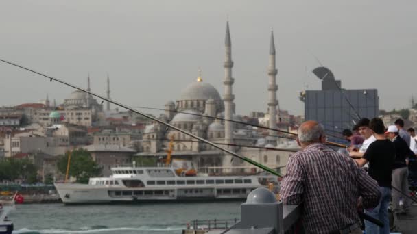 이스탄불의 갈라타 다리에서 일하는 어부들 — 비디오