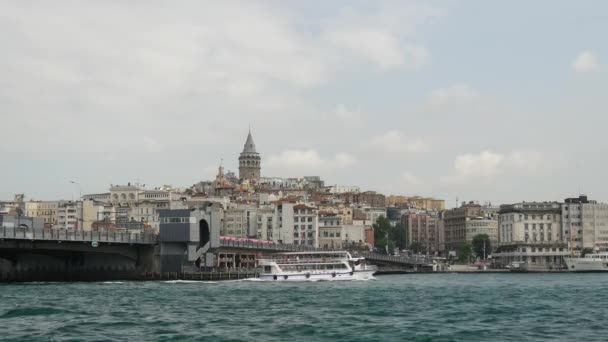 Stanbul Arka Planında Galata Kulesi Olan Galata Köprüsü Feribot — Stok video