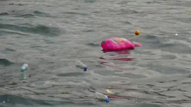 Plastikflaschen Goldenen Horn Hali Einer Wichtigen Städtischen Wasserstraße Istanbul Türkei — Stockvideo