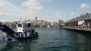 İstanbul 'da Altın Boynuz' daki çöpleri temizleyen gemi