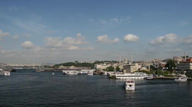 İstanbul 'daki Atatruk Köprüsü' nden gelen Yeni Cami ve feribotlar