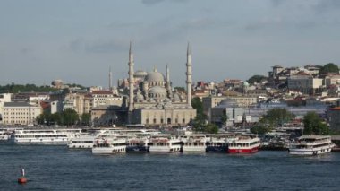 İstanbul 'daki Atatruk Köprüsü' nden gelen Yeni Cami ve feribotlar