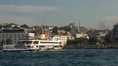 İstanbul 'daki Sultan Ahmed Camii' ne giden Haliç 'teki gemiler