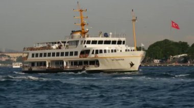 İstanbul 'da Türkiye bayrağıyla Haliç' te feribot