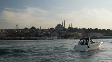 Hız teknesi İstanbul Türkiye 'deki şamandıra sahasındaki ehzade Camii' nde.