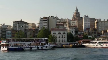 İstanbul 'un arka planında Galata Kulesi ile birlikte kalkan feribot Türkiye