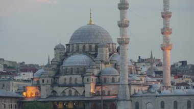 İstanbul 'da akşam saatlerinde Yeni Cami' nin yakınına gelin.