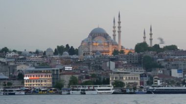 İstanbul 'da akşam saatlerinde Sultan Ahmed Camii (Mavi Cami)