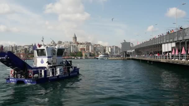 Σκάφος Που Καθαρίζει Σκουπίδια Στο Χρυσό Κέρας Στην Κωνσταντινούπολη Τουρκία — Αρχείο Βίντεο