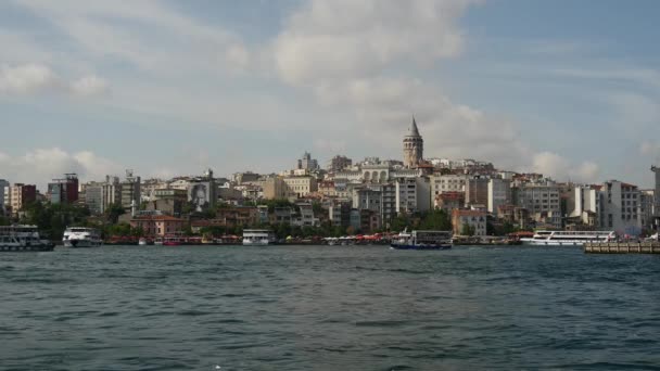 土耳其伊斯坦布尔金角港渡船 以Galata塔为背景 — 图库视频影像