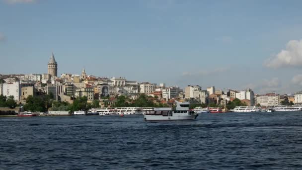 Fähre Goldenen Horn Mit Galata Turm Hintergrund Istanbul Türkei — Stockvideo