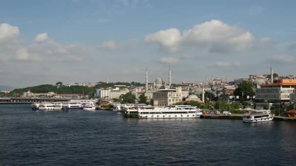이스탄불에 아타튀르크 다리에서 출항하는 새로운 모스크와 — 비디오