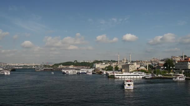 イスタンブールのAttruk Bridgeからの新しいモスクとフェリートルコ — ストック動画