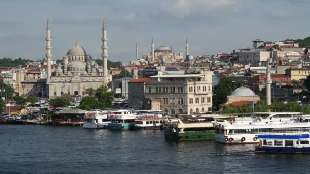 Nueva Mezquita Ferries Desde Puente Atatruk Estambul Turquía — Vídeo de stock