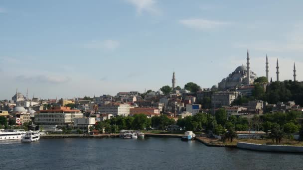 Nya Moskén Och Färjorna Från Atatrukbron Istanbul Turkiet — Stockvideo