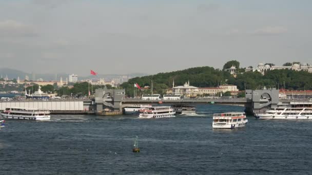 Nieuwe Moskee Veerboten Van Atatruk Bridge Istanbul Turkije — Stockvideo