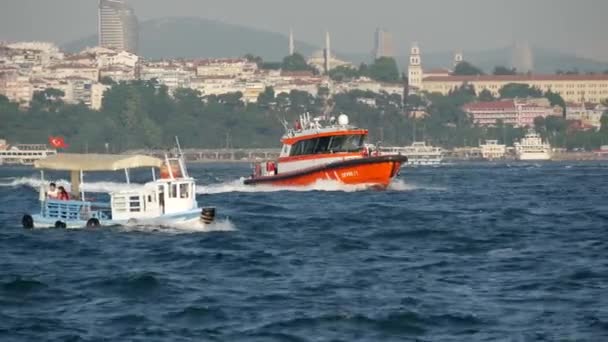 在土耳其伊斯坦布尔拥有小船和海岸警卫队的金角湾 — 图库视频影像