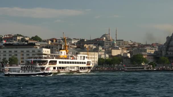 Schepen Bij Gouden Hoorn Naar Sultan Ahmed Moskee Istanbul Turkije — Stockvideo