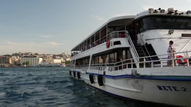 Folk Går Inn Ferge Det Gylne Horn Istanbul Tyrkia – stockvideo