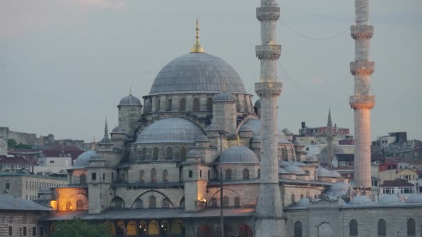 イスタンブールの夜の新モスクから閉じるトルコ — ストック動画
