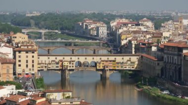 İtalya, Floransa 'daki Ponte Vecchio, Arno Nehri' nden zaman aşımı