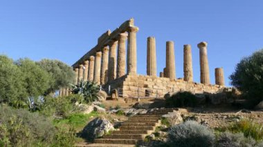 Agrigento, İtalya 'daki MÖ 5. yüzyıl Yunan tapınağına giden merdivenler.