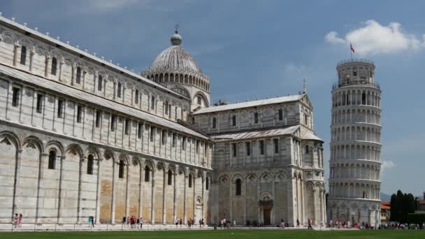 Lidé Procházející Kolem Věže Katedrály Pisa — Stock video