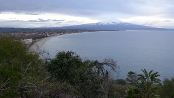 Kustlijn Met Etna Achtergrond Sicilië Italië — Stockvideo