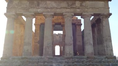 İtalya 'nın Agrigento kentindeki MÖ 5. yüzyıldan kalma bir Yunan tapınağı.