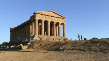 İtalya 'nın Agrigento kentindeki MÖ 5. yüzyıldan kalma bir Yunan tapınağı olan Juno Tapınağı' nda dolaşan turistler
