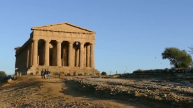 Turistler, İtalya 'nın Agrigento kentindeki MÖ 5. yüzyıl Yunan tapınağında Juno Tapınağı ile fotoğraf çekiyorlar.