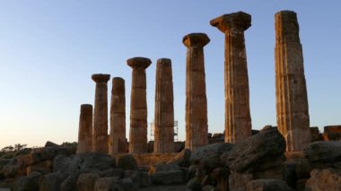 Agrigento, İtalya 'daki MÖ 5. yüzyıl Yunan tapınağı Juno Tapınağı' nın sütunları.